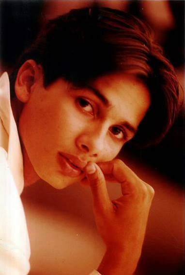 भले ही वह डांसर बनना चाहते थे लेकिन शाहिद कपूर ने शुरुआत से ही कैमरा के आगे काम करना शुरू कर दिया था। वह हेल्थ ड्रिंक कॉम्प्लैन के एड में नजर आए थे। इस ऐड में उनके साथ आयशा टाकिया भी थी। इसके अलावा वह शाहरुख खान, काजोल और रानी मुखर्जी के साथ पेप्सी के ऐड में भी नजर आए थे।