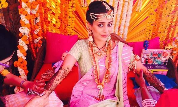 मेहंदी लगवातीं रुक्मिणी सहाय।