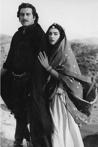 अमृता की मां ने कभी भी सनी और उनके रिश्ते को मंजूरी नहीं दी। सनी देओल के बाद अमृता क्रिकेटर रवि शास्त्री की करीब आईं। रवि शास्त्री के साथ रिश्ता खत्म होने के बाद विनोद खन्ना अमृता की जिंदगी में आए। कहा जाता है कि खुद से 12 साल बड़े विनोद खन्ना के लिए अमृता काफी ओबसेस्ड थीं।