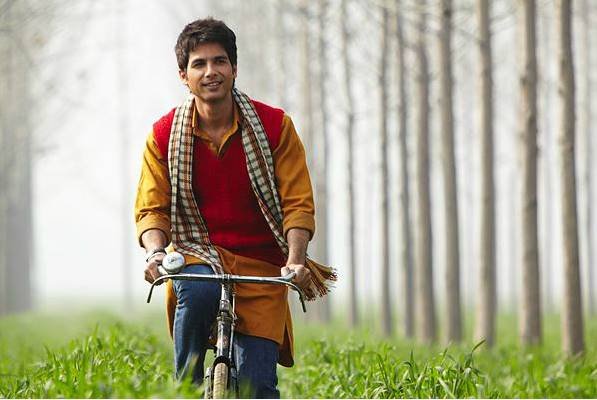 शाहिद कपूर एक किताब पढ़ने के बाद वेजिटेरियन हो गए थे। इससे पहले उनके पिता पंकज कपूर ने इस चीज के लिए बहुत कोशिश की थी। लेकिन शाहिद तब राजी नहीं हुए। लेकिन ब्रायन हाइन्स की किताब लाइफ इज फेयर पढ़ने के बाद उन्होंने नॉन वेज खाना छोड़ दिया था। इस किताब का उन पर इतना असर था कि उन्होंने उस वक्त अपनी गर्लफ्रेंड करीना कपूर को भी वेजिटेरिन बनने के लिए इंस्पायर किया था।