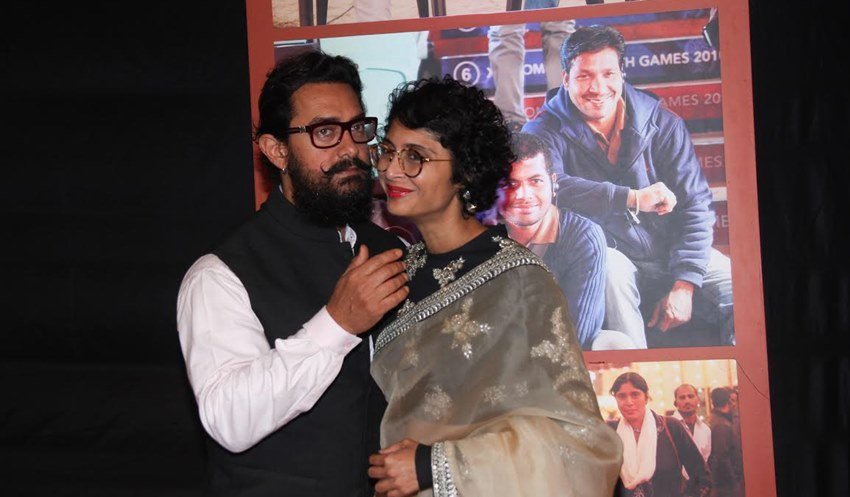 बॉलीवुड एक्टर आमिर खान अपनी पत्नी किरण राव के साथ।