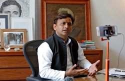 काशी विश्वनाथ में नमाज की मुद्रा में बैठे सीएम अखिलेश यादव, पुजारी ने टोका, यूजर्स बोले- आदत नहीं जाती