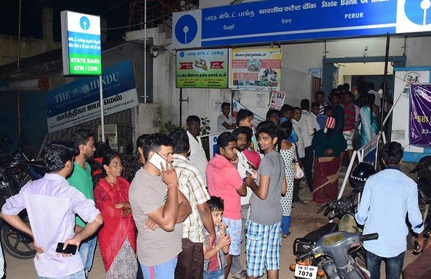 नोटबंदी के बाद कैश निकालने के लिए बैंक एटीएम की लाइन में लगे लोग।