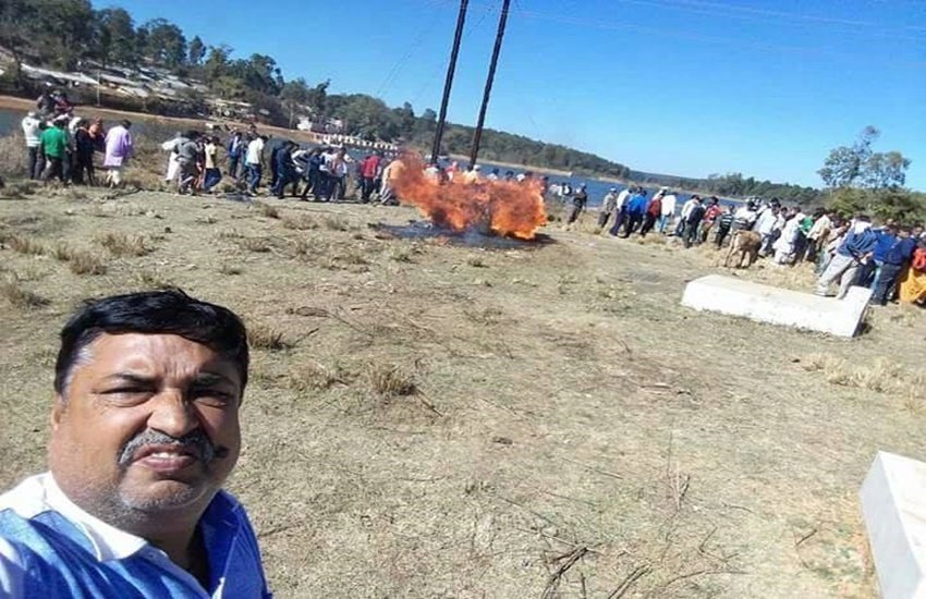 bjp leader, madhya pradesh, selfie, burning dead body