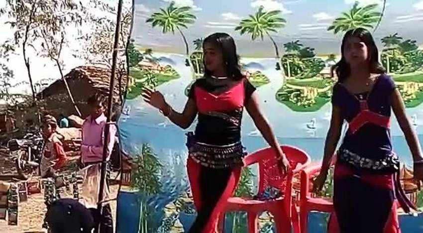 गांवों में टी-20 की तर्ज पर चियर गर्ल्स ठुमके लगा रही हैं।