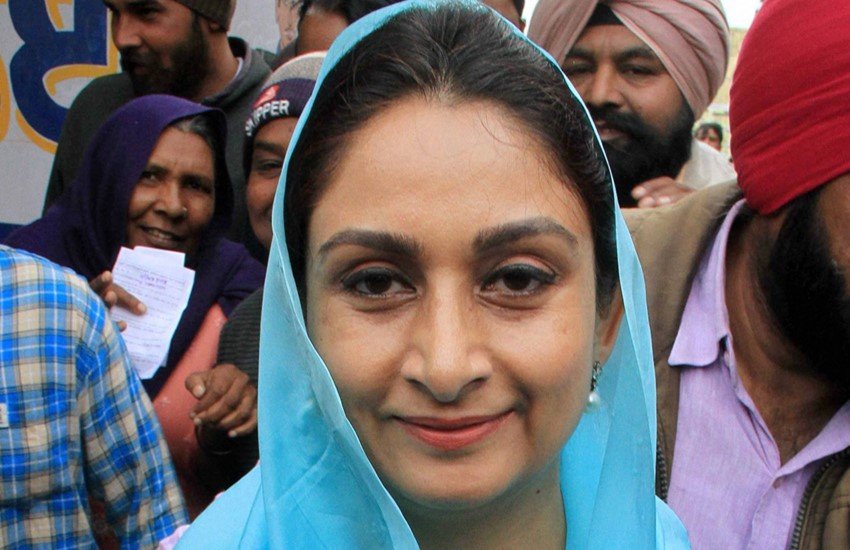 वोट डालने के बाद मतदान केंद्र से बाहर निकली केंद्रीय मंत्री हरसिमरत कौर। (Photo Source: PTI)