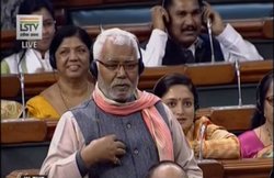 वीडियो: बीजेपी सांसद ने विपक्ष पर कसा तंज- नोटबंदी है कि हरि कीर्तन, कुछ नहीं मिलता तो यही गाने लगते हैं