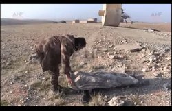 वीडियो: सैनिकों को मारने के लिए दौड़कर आया ISIS का आतंकी, लेकिन गलत समय पर फोड़ लिया बम