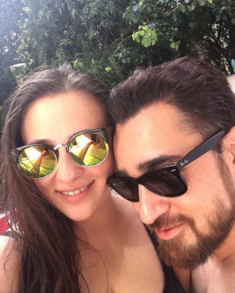 इमरान खान जन्म से अमेरिकी नागरिक हैं। जब इमारन से इस बारे में पूछा गया तो उन्होंने कहा, दुर्भाग्य से भारत में दोहरी नागरिकता का चलन नहीं है। कोशिश जारी है कि इसका कोई हल निकाला जाए। क्योंकि अगर मैं अपना यूडी पासपोर्ट जमा करता हूं तो मुझे दस सालों का एडवांस टैक्स देना होगा।