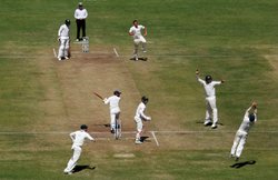 IND vs AUS: ताश के पत्तों की तरह बिखरी टीम इंडिया, ओकीफी-स्मिथ की पारी से ऑस्ट्रेलिया मज़बूत