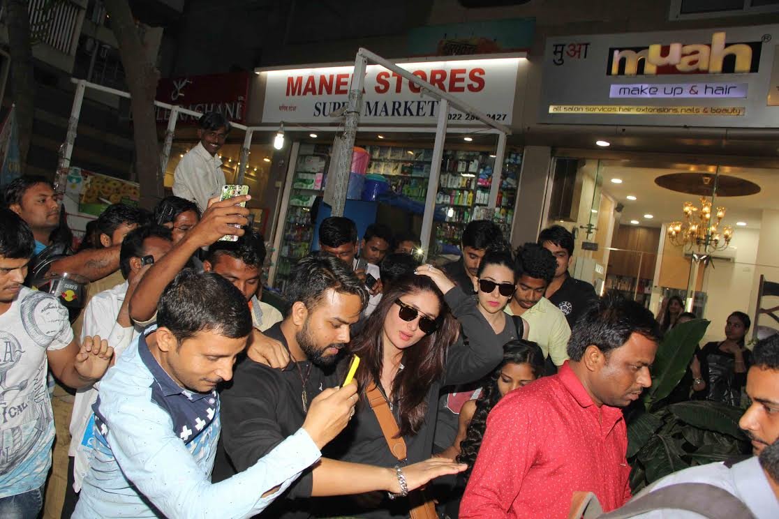 करिश्मा कपूर को देखकर उनके फैन्स की भीड़ लग गई। सभी उनकी तस्वीरें क्लिक करने की कोशिश में लग गए।