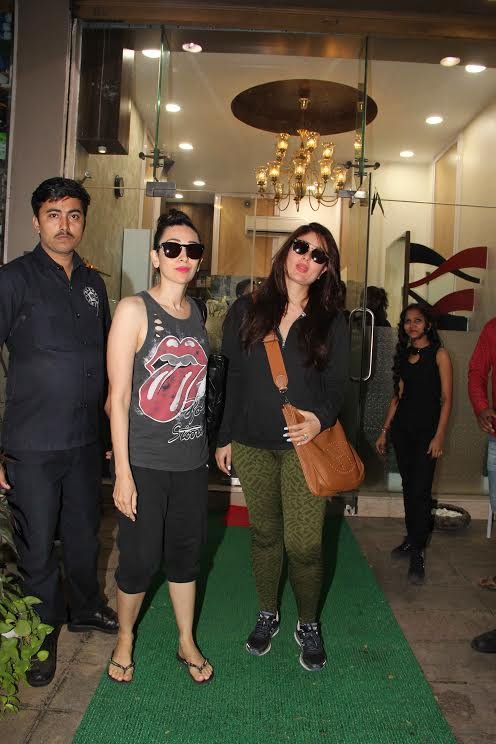 तैमूर को घर में छोड़ बहन करिश्मा कपूर के साथ बांद्रा में घूमने निकली करीना कपूर खान।