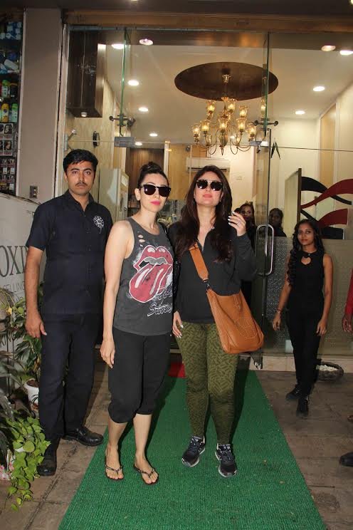 मॉल के अंदर तस्वीरें क्लिक करतीं करिश्मा और करीना।