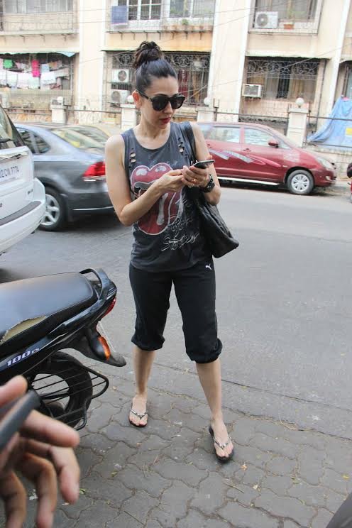 बिल्कुल कैजुअल अंदाज में दिखीं करीना कपूर।