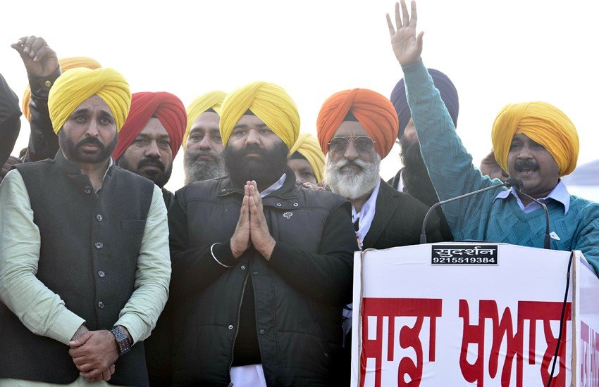 आम आदमी पार्टी के राष्ट्रीय संयोजक अरविंद केजरीवाल पंजाब में एक रैली के दौरान। (Photo Source: Indian Express/Rana Simranjit Singh)