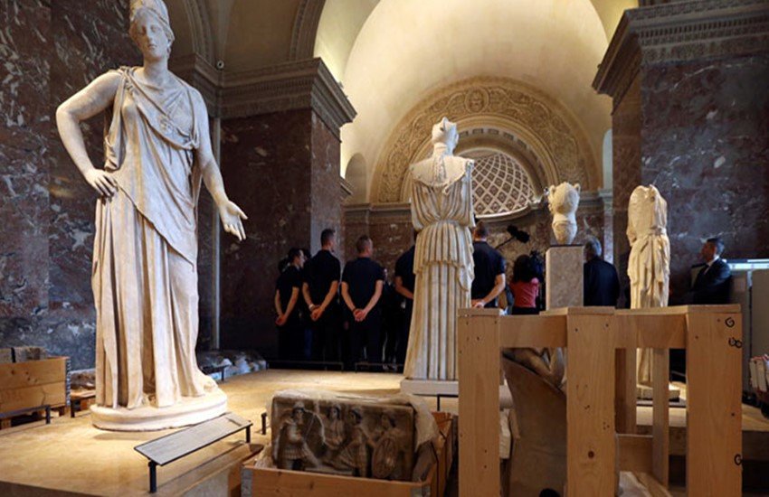 Louvre museum की पुरानी तस्वीर। Louvre museum की पुरानी तस्वीर।