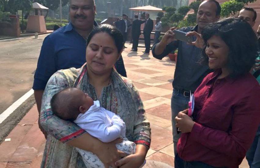 मीसा भारती अपने बेटे को शीतकालीन सत्र में भी संसद लेकर पहुंची थीं। ( Photo Source: Twitter)