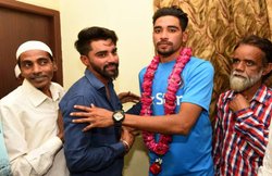 हालात से लड़कर ऑटो रिक्शा ड्राइवर के बेटे ने खेला पहला IPL मैच, मां-बाप के निकल पड़े आंसू