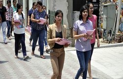 अब स्कूल और कॉलेजों में भी अनिवार्य हुआ आधार कार्ड, नहीं दिया तो गवां सकते हैं स्कॉलरशिप