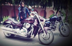 हिजाब पहनकर सड़कों पर सुपरबाइक से फर्राटा भरती है ये लड़की, सोशल मीडिया पर छाई