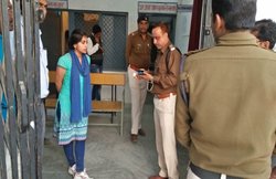 लेडी आईएएस अफसर रोकती रहीं पर बंदूक लहराकर, गाली देते जबरन ट्रैक्टर छुड़ाकर ले गया बालू खनन माफिया