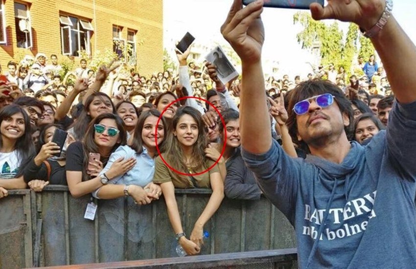 Shah Rukh Khan, Selfie, Shah rukh khan pune, Pune, Girl in green t shirt, Green T Shirt Girl, Shah rukh khan slefie, Symbiosis Institute of Design, SID, Seasons Mall, Bollywood news in hindi, Entertainment news in Hindi