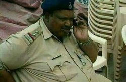 जिस पुलिसकर्मी के मोटापे का शोभा डे ने उड़ाया था मजाक, वह आया सामने, कहा – मैडम, मेरा ईलाज करा दीजिए