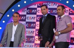 वीरू ने गावस्‍कर के सामने किया खुलासा-टीम के सीनियर खिलाड़‍ियों का फोन नहीं उठाते थे धोनी