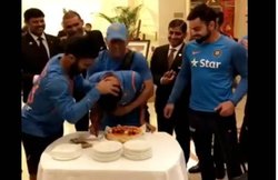 वीड‍ियो: जीत के जश्‍न में धोनी ने पीछे से पकड़ा, युवराज ने केक में गाड़ द‍िया यजुवेंद्र चहल का चेहरा