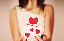 Happy Valentine’s Day 2017: दिल जीतने में ये रोमांटिक शायरियां करेगी मदद, खरीदें ये सस्ते और आकर्षक गिफ्ट