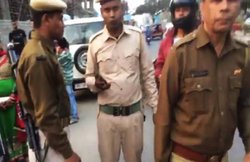 वायरल वीडियो: पुलिस अफसर ने बाइक की चाबी छीनी तो युवक ने किया FB Live, मुंह छिपाते रहे सभी अफसर