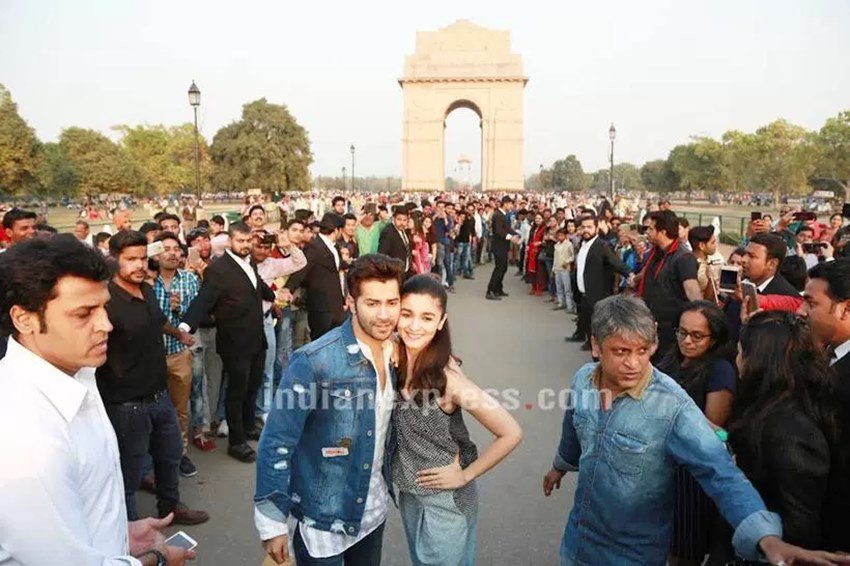 alia bhatt, varun dhawan, badrinath ki dulhania, alia bhatt varun dhawan, badri ki dulhania, tamma tamma again, promotion, india gate, new delhi, badrinath ki dulhania songs, bollywood news in hindi, entertainment news in hindi