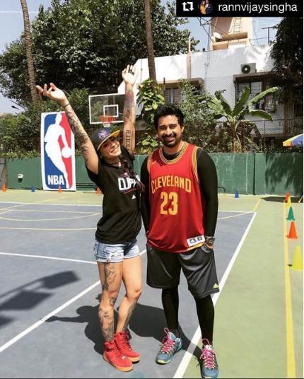 यहां पर वे अपने रोडीज के दोस्त रणविजय से भी मिलीं।