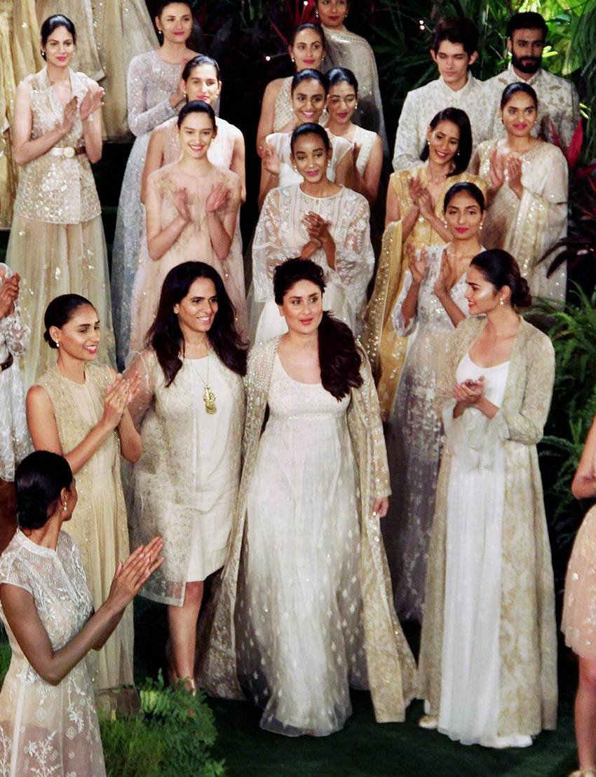 kareena kapoor khan, kareena, kareena kapoor, taimur ali kha, kareena ramp walk, kareena lfw, kareena pics, kareena recent pics, kareena kapoor baby, kareena kapoor khan saif ali khan, kareena saif, taimur, kareena taimur, kareena post pregnancy, entertainment news