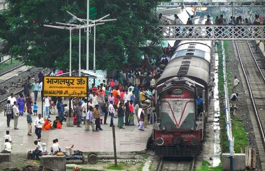 मालदा डिवीजन की तमाम स्टेशनों को जीआरपी और आरपीएफ ने ठेके पर दे रखा है। ठेकेदारों का काम अवैध वेंडरों को ट्रेनों और स्टेशनों पर सामान बिक्री की इजाजत देना और नाजायज वसूली करना है।
