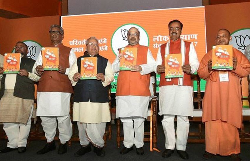 यूपी बीजेपी चीफ केशव प्रसाद मौर्य व अन्य नेताओं के साथ भाजपा अध्यक्ष अमित शाह यूपी चुनाव के मद्देनजर मेनिफेस्टो जारी करते हुए। (PTI Photo)