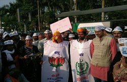 ‘आप’ का अनोखा प्रदर्शन, बीजेपी और आईएसआई की कराई शादी, RSS ने किया कन्यादान