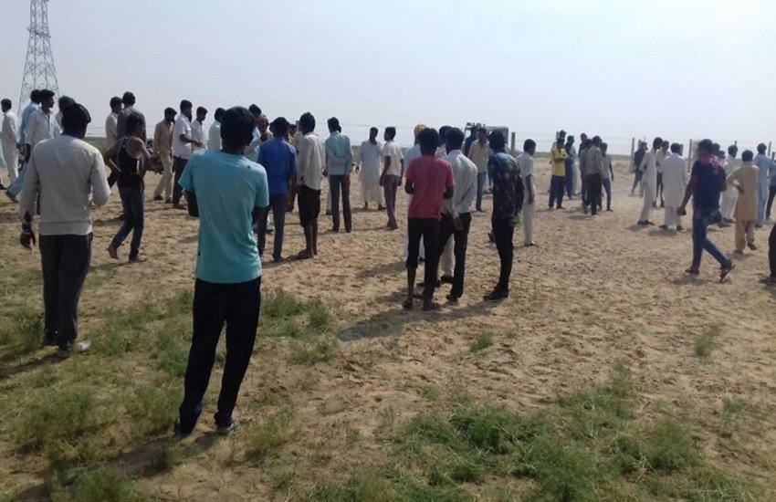 धमाके की आवाज कस्बे से तीन किलोमीटर दूर तक सुनी गई।