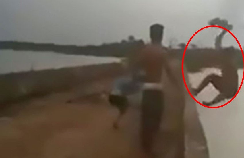 Video: मजाक-मजाक में लड़की ने लड़के को पुल से दिया धक्का, हुई मौत Video: मजाक-मजाक में लड़की ने लड़के को पुल से दिया धक्का, हुई मौत