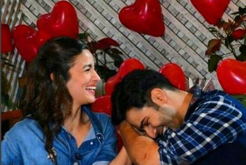 valentines day, varun dhawan, alia bhatt, varia, varun alia valentines day, varun dhawan valentines day, alia bhatt valentines day, badrinath ki dulhania, badrinath ki dulhania promotions, varun dhawan badrinath ki dulhania, badrinath ki dulhania alia bhatt, alia bhatt varun dhawan chemistry, sidharthj malhotra alia bhatt valentines day, sidharth alia relationship, bollywood news, bollywood updates, entertainment news