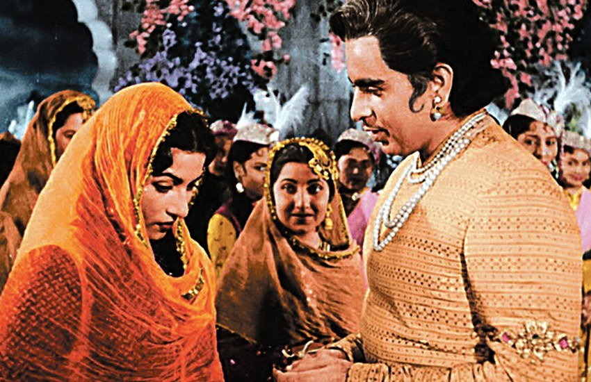 बॉलीवुड की दिग्गज अदाकारा मधुबाला के बारे में ऐसा कहा जाता है कि एक ज्योतिष ने उनके माता-पिता से कहा था कि मुमताज (मधुबाला) एक दिन बहुत बड़ी शोहरत की मालकिन होगी लेकिन उसका बहुत दुखों से भरा होगा। (Photo Source: Agency)