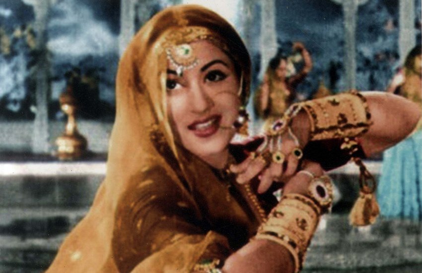 इंडियन क्लासिक फिल्मों की मशहूर एक्ट्रेस मधुबाला का जन्म 14 फरवरी 1933 को हुआ था। मधुबाला का असली नाम ममुताज जहां देहलवी था। मधुबाला ने बहुत ही छोटी उम्र में ही फिल्मों में काम करना शुरू कर दिया था। मधुबाला ने 1942 से 1960 तक अपनी बेहतरीन एक्टिंग के जरिए दर्शको को मंत्र मुग्ध किया। वैलेंटाइन डे के दिन जन्मी मधुबाला की अपनी खूबसूरती और अभिनय के लिए दुनिया भर में मशहूर थीं। उनकी पहली फिल्‍म 'बसंत' (1942) थी, देविका रानी इस फिल्‍म में उनकी एक्‍टिंग से इतनी प्रभावित हुईं और उनका नाम मुमताज से बदलकर 'मधुबाला' रख दिया। आज उनके बर्थडे पर आइए आपको बताते हैं मधुबाला से जुड़े कई ऐसे तथ्य जो कम ही लोग जानते हैं। (Photo Source: Agency)