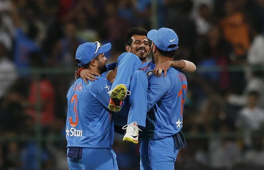 विकेट लेने के बाद युजवेंद्र चहल को गोद में उठाते युवराज सिंह और सुरेश रैना