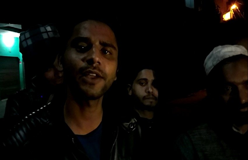 चांदपुर क्षेत्र के मोहल्ले जामा मस्जिद में अपनी बात रखते हुए एक युवा