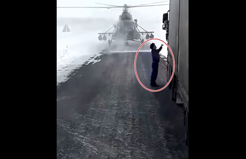 चॉपर का पायलेट ट्रक ड्राइवर से रास्ता पूछते हुए (Source: Youtube Videograb)