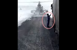 रास्ता पूछने के लिए पायलेट ने सड़क पर उतार दिया मिलिट्री हेलीकॉप्टर, 15 लाख से ज्यादा बार देखा गया वीडियो