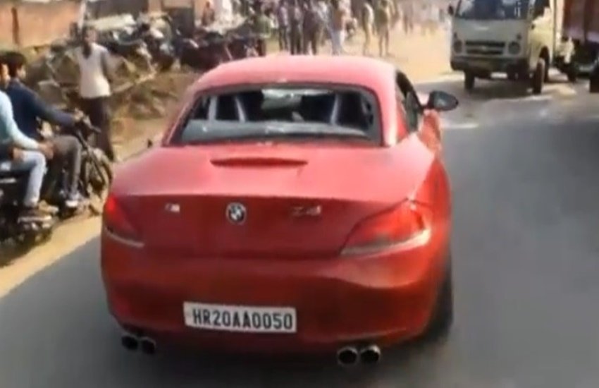 बीएसपी-आरलडी समर्थकों द्वारा तोड़ी गई गाड़ी।