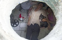 22 साल से एक गटर को अपना घर बनाकर रह रही है ये दंपत्ति