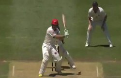 शॉट खेलने के दौरान बल्‍लेबाज ने विकेटकीपर के सिर पर दे मारा बैट, अस्‍पताल में गुजारनी पड़ी रात