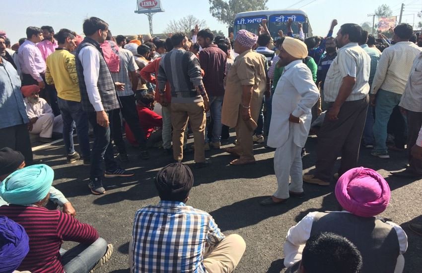 सिरसा में डेरा समर्थकों ने लुधियाना-मलेरकोटला मुख्य मार्ग को जाम कर दिया है और पंजाब रोडवेज की बसों की आवाजाही पर रोक लगा दी है। (एक्सप्रेस फोटो)